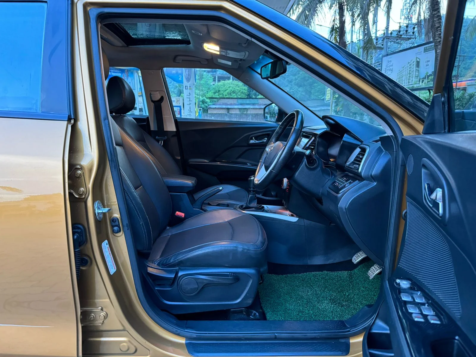 Mahindra XUV300 - Thumbnail 9